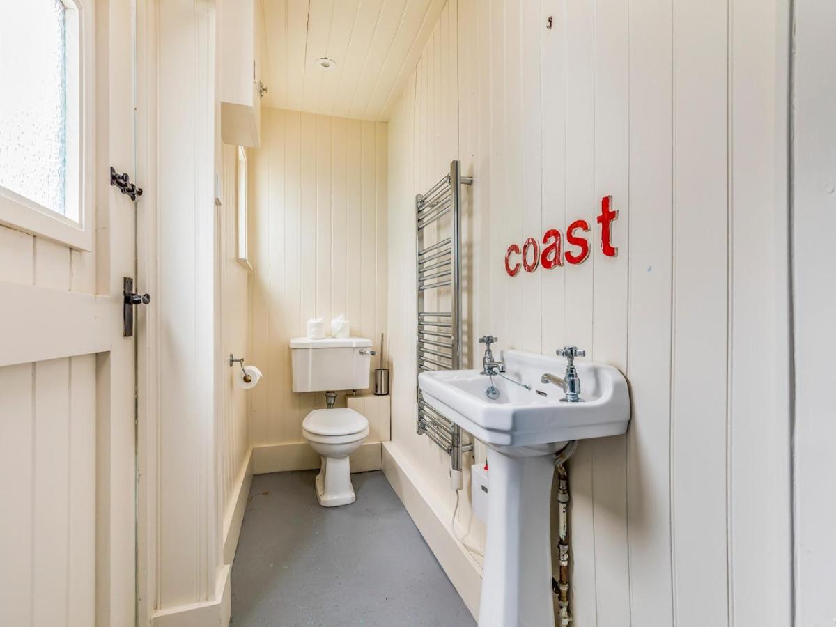 Pass The Keys Charming Old Coastguards Cottage Chichester Exterior photo
